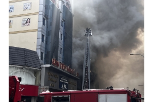 Cháy nhà hàng gần chợ Bến Thành